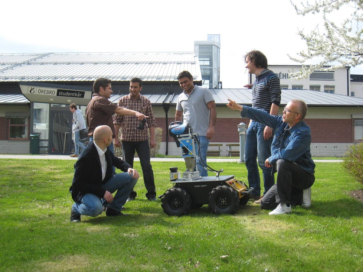 Asif Arain and colleagues with the ARMEx robot at Örebro University